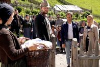 Der Bozen-Krimi – Helena Egger (Annalena Hochgruber, li.) erfährt im Beisein ihres Vaters Josef Egger (Bert Tischendorf, Mitte li.) und der Gemeinde durch Jonas Kerschbaumer (Gabriel Raab, Mitte re.) und Sonja Schwarz (Chiara Schoras, re.) vom Tod ihrer Schwester Theresa.