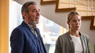 Kommissar Bäckström – Nur scheinbar zieht Bäckström (Kjell Bergqvist) mit Ankan (Agnes Lindström Bolmgren) an einem Strang.