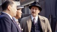 Agatha Christie's Poirot – Chief Inspector Japp (Philip Jackson, r) befragt Passanten.
