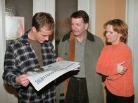 In aller Freundschaft – MDR Fernsehen IN ALLER FREUNDSCHAFT FOLGE 67, "Zerreißprobe" Uhr. Überraschend erscheint Roland (Thomas Rühmann, Mitte) in der Wohnung von Kathrin (Andrea K. Loewig, re.) und Achim (Holger Daemgen, li.). Er bittet Achim, Dr. Barach bei einer schwierigen Operation zu assistieren. Das vierwöchige OP-Verbot für seinen Freund ist damit aufgehoben.
