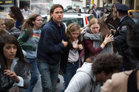 World War Z – v.r.) vor den Zombies retten. Hunderte andere Menschen sind mit ihnen auf der Flucht.