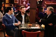 The Great Indoors – (v.l.n.r.) Paul (Andrew Leeds); Jack Gordon (Joel McHale); Roland (Stephen Fry)