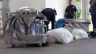 Schmugglern auf der Spur – In Los Angeles wurden zwei mit Methamphetamin gefüllte Beweismittelbeutel entdeckt, die in diese Espressomaschinen geschmuggelt worden waren.