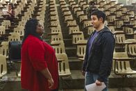Crazy Ex-Girlfriend – Professor Andrade (Sonya Eddy, l.); Greg Serrano (Santino Fontana, r.)