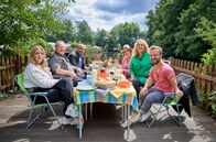 Tietjen campt - der Roadtrip – Die Gruppe beim morgendlichen Frühstücks-Grillen. Campingplatz Hüttensee in der Lüneburger Heide. Laura Larsson, Jürgen von der Lippe, Abdelkarim, Elena Uhlig, Bettina Tietjen, Mathias Mester (vlnr).