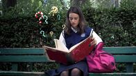Mia and me - Abenteuer in Centopia – Mia (Rosabell Laurenti Sellers) ist nicht gerade begeistert von ihrem neuen Internat. Da kommt das Geschenk ihrer Eltern genau richtig - ihr längst vergessenes Lieblingskinderbuch und ein merkwürdiger Armreif.
