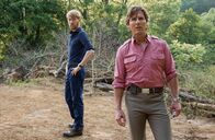Barry Seal - Only in America – Monty Schafer (Domhnall Gleesson, l.) hat Barry Seal (Tom Cruise) für die CIA angeworben und nimmt in kauf, dass dieser zusätzliche Einnahmen durch Drogentransporte in die USA hat.