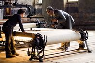 Wanted – Bruderschaft-Oberhaupt Sloan (Morgan Freeman, re.) weiht Wesley (James McAvoy) in das Geheimnis des mysteriösen Webtuches ein und bietet ihm an, ihn auszubilden, um Rache für seinen Vater nehmen zu können.