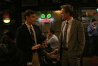 How I Met Your Mother – Randy (Will Forte, l.) bewundert Barney (Neil Patrick Harris, r.) schon seit langem und freut sich darauf, Barneys Co-Pilot beim "Frauen-klar-machen" zu werden ...