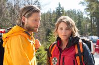 Die Bergretter – Bei Katharinas (Luise Bähr) erstem Einsatz nach dem tragischen Verlust ihres Kindes kommen schmerzliche Erinnerungen hoch. Markus (Sebastian Ströbel) fürchtet, dass sie sich zu viel zumutet.