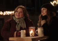 Frühling – Katja Baumann (Simone Thomalla, r.) und Leslie Wolff (Nadine Wrietz, l.) genießen trotz Liebeskummer den Abend auf dem Weihnachtsmarkt.