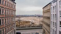 Die Spur – Auch in Leipzig explodieren die Mieten. Es wird immer schwieriger, eine bezahlbare Wohnung zu finden. Dabei gibt es Grundstücke - in bester Lage. Doch anstatt sie zu bebauen, liegen Gelände seit Jahren brach.