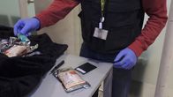Border Control - Spaniens Grenzschützer – Hektik am Grenzposten von Melilla: Mehrere Männer haben es geschafft, im Schutz der Dunkelheit über den Stacheldrahtzaun zu klettern! Die Beamten der Guardia Civil nehmen sofort die Verfolgung auf, denn bei illegalen Grenzübertritten verstehen sie überhaupt keinen Spaß. Dank dem schnellen Zugriff gelingt es den Zöllnern wenig später die Männer zu stellen. Am Flughafen Madrid-Barajas holen die Zollbeamten unterdessen einen Passagier aus dem Flugzeug, der in seinem Koffer über 55.000 Euro nach China schmuggeln wollte. Der Verdacht: Geldwäsche!