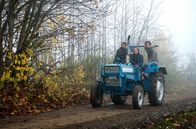 Tatort – Die Kommissare Lessing (Christian Ulmen) und Kira Dorn (Nora Tschirner) fahren mit dem Kartoffelbauern Thomas Halupczok (Mitte: Jörn Hentschel) auf dem Traktor zu seinem Hof.
