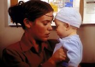 Charmed - Zauberhafte Hexen – Ein ausgesetztes Baby löst bei Phoebe (Alyssa Milano) Muttergefühle aus.