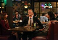 How I Met Your Mother – Rückblick: Während Ted grübelt, ob er sich ein weiteres Mal auf Robin einlassen soll, stellt sich Barney (Neil Patrick Harris, M.) einer Reihe von Herausforderungen durch Lily (Alyson Hannigan, l.) und Robin (Cobie Smulders, r.) ...