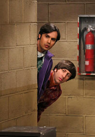 The Big Bang Theory – Howard (Simon Helberg, r.) fällt auf, dass Sheldon jeden Tag zur gleichen Zeit für 20 Minuten verschwindet und nie ein Wort darüber verliert, was er in dieser Zeit macht. So begibt er sich mit Raj (Kunal Nayyar, l.) auf die Verfolgung von Sheldon ..