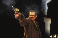 Fargo - Blutiger Schnee – Carls (Steve Buscemi) Plan, mit einem Kumpanen eine Frau zu entführen, geht gründlich schief - und zieht drei Leichen auf dem Highway nach sich. Dies ruft die hochschwangere Polizeichefin Marge Gunderson auf den Plan ...