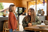 Frühling – Katja (Simone Thomalla, r.) ahnt, dass Stella (Katharina Weitzendorf, l.) nicht so engelhaft ist, wie sie scheint.