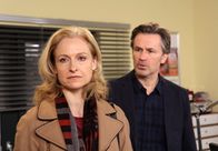 Rote Rosen – ARD ROTE ROSEN FOLGE 1511 Uhr im ERSTEN. Jan (Timothy Peach, r.) stellt Claudia (Mignon Remè, l.) zur Rede, weil er meint, von ihr eine Drohung gegen Vera und ihn gehört zu haben.