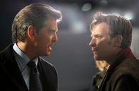 Der Ghostwriter – Lang (Pierce Brosnan) wird von seinem Ghostwriter (Ewan McGregor) mit seinen vermeintlichen Kontakten zur CIA konfrontiert.