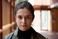 Conversations with Friends – Neben ihrem Job und dem Englischstudium nimmt sich Frances (Alison Oliver) auch mal Zeit für die schönen Dinge im Leben. Doch nicht immer läuft alles so sorglos, wie erwartet.