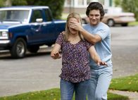 Young Sheldon – Mandy (Emily Osment, l.); Georgie Cooper (Montana Jordan, r.)