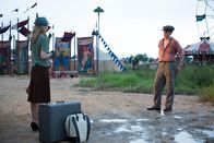 American Horror Story – Als die hübsche Maggie (Emma Roberts, l.) im Camp auftaucht, ist Jimmy (Evan Peters, r.) sofort begeistert von der angeblichen Wahrsagerin ...