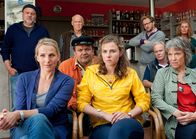 Reiff für die Insel – hr-fernsehen REIFF FÜR DIE INSEL - KATHARINA UND DIE DÄNEN, Spielfilm, Deutschland 2014, Regie Oliver Schmitz Uhr. Finn und Nele erzählen den Insulanern von den Dänen: Katharina (Tanja Wedhorn, vorne links), Thies (Jan-Gregor Kremp, hinten links), Jonas (Maximilian Brückner, 4. v. re.), Marianne (Eva Kryll, re.), Helge (Dietrich Hollinderbäumer, 3. v. li.), Malte (Frank Auerbach, 3. v. li.), Jonna (Karin Hanczewski, vorne Mitte) hören gespannt zu.
