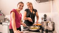 Landfrauenküche – Heidi Kaiser (rechts) mit Küchenfee Saskia Giehl. Weiteres Bildmaterial finden Sie unter www.br-foto.de