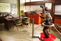 Community – Als Dean Pelton (Jim Rash, r.) begeistert in der virtuellen Realität verschwindet, hat Frankie (Paget Brewster, l.) ein 5000 Dollar großes Problem ...