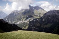Das Berner Oberland – Lamazüchter Arnold Luginbühl startet seinen Gleitschirm im Kiental.