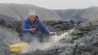 Katastrophen der Erdgeschichte – Der Geologe Colin Devey untersucht anhand der Zusammensetzung vulkanischer Gase in einem isländischen Lavafeld am Vatnajökull-Gletscher, ob Vulkanausbrüche damals die Eismassen zum Schmelzen brachten und so die Erde vom Eis befreiten.
