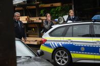 SOKO Stuttgart – Nach einem Notruf muss Selma Kirsch (Yve Burbach, M.) mit weiteren Streifenpolizisten (Komparsen) zum Außeneinsatz.