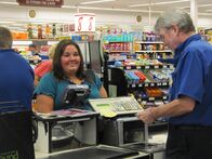 Couponing Extrem – Amanda Ostrowski at checkout.