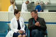 Der Bergdoktor – Auch Vera (Rebecca Immanuel) erhofft sich von Martin (Hans Sigl) gute Ratschläge, was ihre Ehe mit Alexander anbelangt.