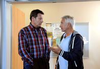 Rote Rosen – ARD ROTE ROSEN FOLGE 1370 Uhr im ERSTEN. Gunter (Hermann Toelcke, l.) holt sich nach dem Streit mit Carla, Rat bei Thomas (Gerry Hungbauer, r.).