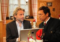 Sturm der Liebe – ARD STURM DER LIEBE FOLGE 1564 Uhr im ERSTEN. Zu Xavers Verteidigung zeigt Michael (Erich Altenkopf, l.) dem Vermieter Huber (Jacques Breuer, r.), wie die Partyeinladungen im Internet aus Versehen an so viele Menschen geschickt werden konnten.