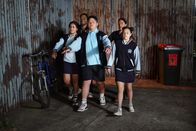 Hardball – Auntie und Daddy haben eine Überraschung für das siegreiche Team. Was das wohl sein wird? (v.l.n.r.: Salwa (Reannah Hamdan), Daddy (Daya Sao-Mafiti), Mikey (Semisi Cheekam), Auntie (Maria Walker), Prisha (Holly Simon))
