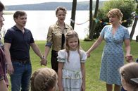 Weissensee – ARD WEISSENSEE, IV. Staffel (6 neue Folgen), Folge 24 "Am Ende des Tages" Uhr im Ersten. Anna (Ziva-Marie Faske, im VG) hat sich zu ihrem Geburtstag ein Familienfest gewünscht. Ihr Vater Martin (Florian Lukas, l.), seine Freundin Lisa Kupfer (Lisa Wagner, M.) und Petra Zeiler (Jördis Triebel, r.) singen ihr ein Geburtstagslied.
