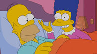 Die Simpsons – Homer (l.) macht sich große Sorgen um seine Ehe: Seit er Marge (r.) mit Hilfe der Datenbrille von Mr. Burns beobachten kann, weiß er, dass sie einmal pro Woche einen Psychotherapeuten aufsucht ...
