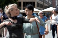 Tatort – Brigitte Bertele (Regie, links) mit Yun Huang (Rolle Mina Jiang, rechts).