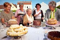 Guglhupfgeschwader – Oma Eberhofer (Enzi Fuchs, m.) im Guglhupf-Himmel!