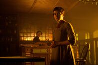 Gretel & Hänsel – Hexe (Alice Krige, l.); Gretel (Sophia Lillis, r.)