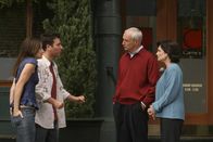 How I Met Your Mother – Damit haben Ted (Josh Radnor, 2.v.l.) und Robin (Cobie Smulders, l.) nicht gerechnet. Virginia (Cristine Rose, r) und Alfred Mosby (Michael Gross, 2.v.r.) sind bereits seit zehn Monaten geschieden, aber haben es ihrem Sohn bisher noch nicht erzählt ...