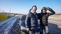 Rüstig oder rostig? Senioren am Steuer – v.li.: Hanno Settele mit ORF-Sport-Kommentator Ernst Hausleitner im Alterssimulationsanzug.