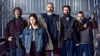 Helden der Wahrscheinlichkeit – L-R: Lennart (Lars Brygmann), Mathilde (Andrea Heick Gadeberg), Markus (Mads Mikkelsen), Otto (Nikolaj Lie Kaas), Emmenthaler (Nicolas Bro)