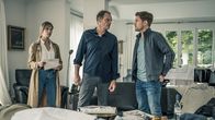 SOKO München – Dominik Morgenstern (Joscha Kiefer, r.) und Resi Schwaiger (Mersiha Husagic, l.) sprechen mit Matthias Berger (Thorsten Nindel, M.).