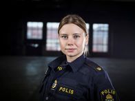 Thin Blue Line – Als Polizeianwärterin ist Sara (Amanda Jansson) neu in ihrer Einheit. Nichtsdestotrotz wird sie Hals über Kopf in den harten Alltag einer Polizistin geworfen und sieht sich ständig mit neuen Herausforderungen konfrontiert.