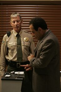 Monk – Der kauzige Sheriff Rollins (Scott Glenn, l.) bringt Adrian Monk (Tony Shalhoub, r.) hinter Schloss und Riegel, da er glaubt, Monk habe den Mörder seiner Frau umgebracht ...